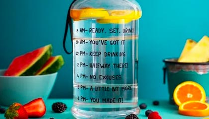 注意安全！球迷追车近距离拍摄 詹姆斯坐在考斯特的后排